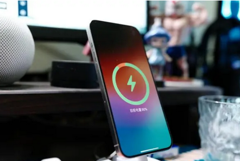 王下乡苹果15换屏服务分享用什么充电器给iPhone15充电更好 